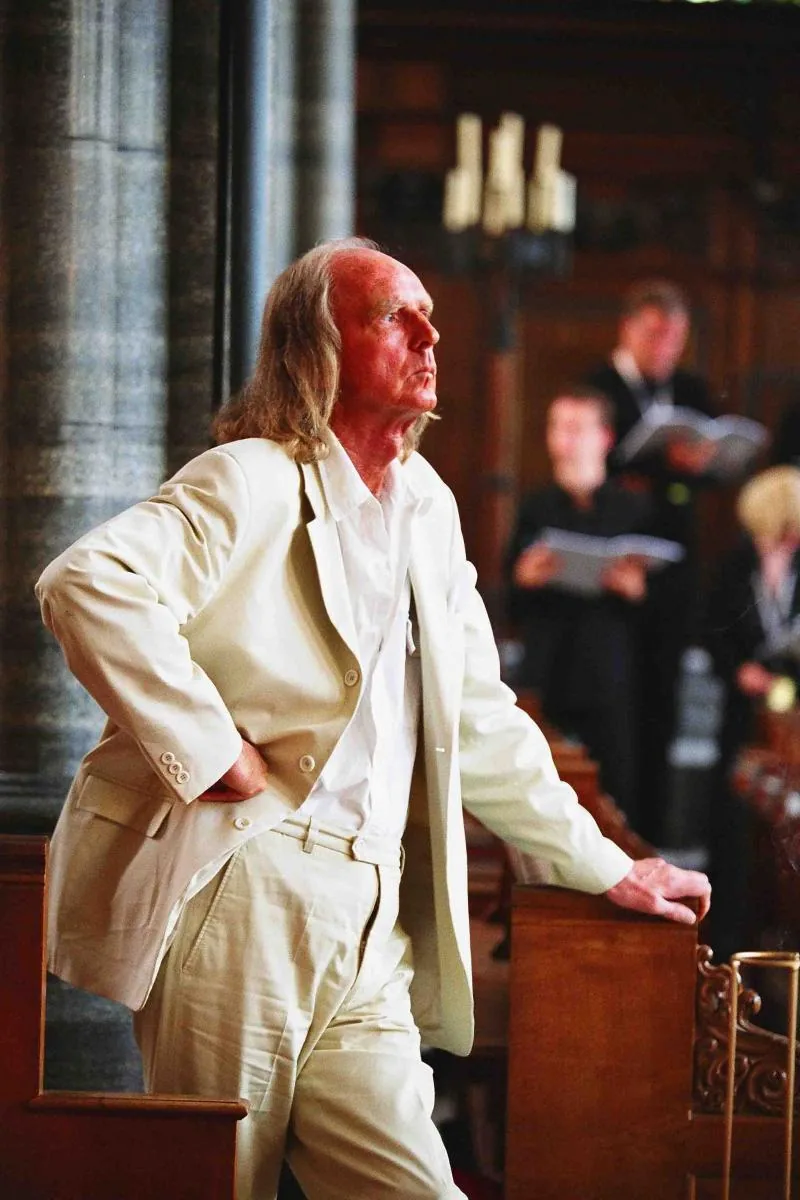 Sir John Tavener v belem suknjiču med vajami v Temple Church. From Stephen Layton's project Sir John Tavener