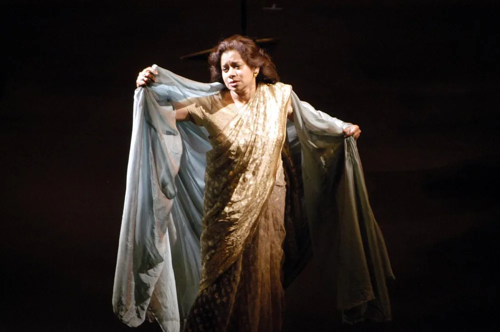 Patricia Rozario v The Veil of the Temple, Avery Fisher Hall, Lincoln Center, New York, 24. julija 2004. From Stephen Layton's project Sir John Tavener