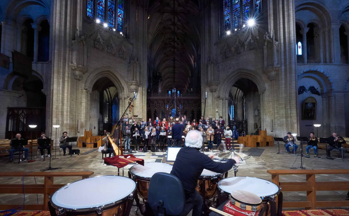Vsi izvajalci skupaj snemajo Trinity Te Deum. From Stephen Layton's project Ēriks Ešenvalds
