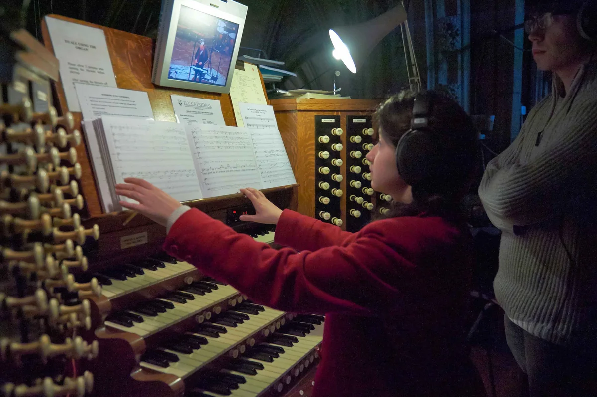 Orglarska štipendista za igralnikom orgel v katedrali v Elyju. Iz projekta Stephena Laytona Ēriks Ešenvalds