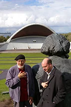 Stephen Layton in Veljo Tormis na prizorišču Pevskega festivala v Talinu, 2006.